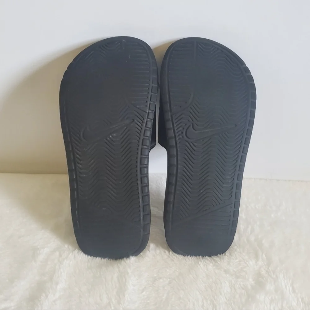 𝅺NIKE Benassi Black Slider Sandals Size Youth 1